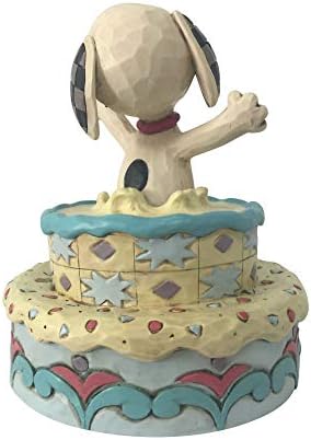 Enesco 6005944 Mogyoró, amelyet Jim Shore Snoopy kiugrik a Születésnapi Torta Figura, 5.5 Hüvelykes, Többszínű